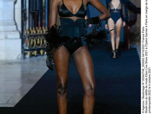 Model lors du défilé de mode Etam Live Show 2021 à l'Opéra Garnier à Paris en marge de la fashion week PAP printemps/été 2022 le 4 octobre 2021. Etam Live Show in Paris on october 4th 2021