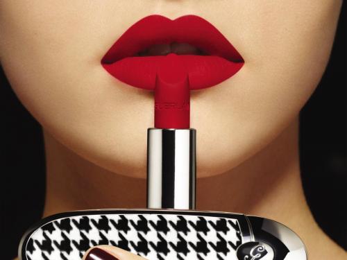 Glamour op de lippenEen mooie lipstick zorgt altijd voor een vleugje glamour. Dat het ook een fraai object kan zijn, bewijst deze lipstick van Guerlain met chic pied-de-poulejasje.