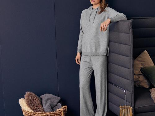 Knusse homewearStijlvolle homewear om de lange winteravonden in alle comfort door te brengen (pull 69,90 euro, broek 59,90 euro), van Betty Barclay.