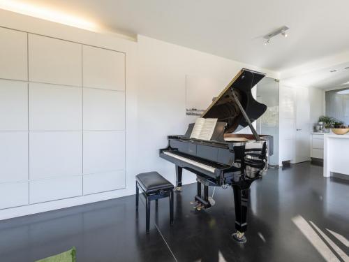 Een blikvanger in de woonruimte is de piano waarop dochter Sanderijn haar muzikaal talent oefent.