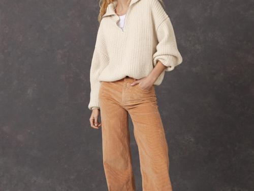 Wijde ribfluwelen pantalon in seventies stijl (109,95 euro) en sweater met rits in biokatoen (129,95 euro), van Lois.