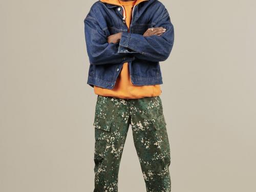 Cargopant met camouflageprint (94,95 euro), sweater en jeansjasje (129,95 euro) van Levi’s.