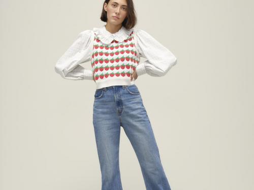 Stoer met een girlie accent: wijde seventies jeans (134,95 euro), romantische bloes (79,95 euro) en debardeur (64,50 euro), van Levi’s.