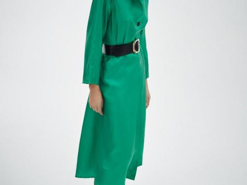 Smaragdgroene zijdeEenvoudige jurk in groene zijde, stijlvol voor het feest en ook draagbaar achteraf (495 euro), van Wright.
