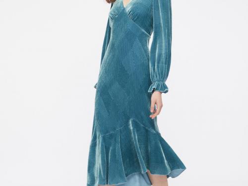 LijnenspelEendenblauwe fluwelen jurk (624 euro) in een subtiel lijnenspel, van Diane von Furstenberg.