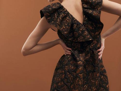 Verleidelijk decolletéMouwloze jurk met mooi rugdecolleté in zwart en goudkleurig reliëfmotief (129,99 euro), van Selected Femme.