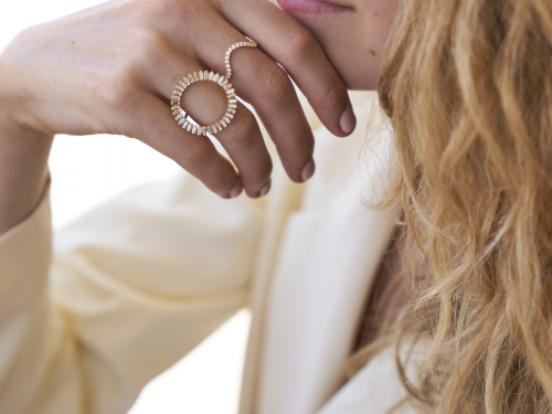 Creatieve zussenGouden ringen van Stavros Sisters, drie Antwerpse zussen met Griekse roots. De cirkelvormige ring met baguettevormige diamanten kost 5.590 euro, de golvende ring met diamanten kost 1.430 euro.
