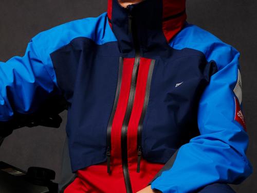 Coole jas (355 euro) en bijhorende broek (305 euro), van Adidas Terrex in samenwerking met de Amerikaanse streetwearspecialist Kith.