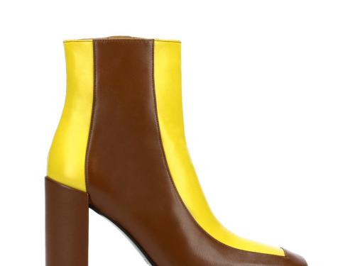 Trendy kleurencomboOpvallende enkellaarsjes in geel en bruin, van Freelance.