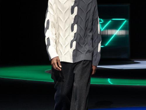 Half om halfMag het wat specialer? Met deze trui heb je er een leuk designeritem bij, van Emporio Armani.