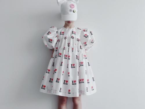 Lachen geblazenWitte jurk met ballonmouwen en ‘I love HAHA’-print (175 euro), van Caroline Bosmans.