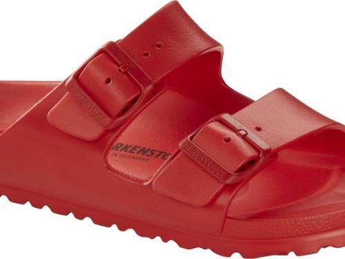 Comfy en kleurrijkKlassieker in een vurig kleedje: waterproof slipper van Birkenstock (39,95 euro).