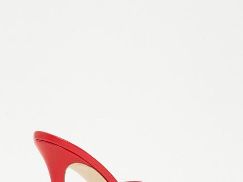 High heelsMet rode schoenen steel je altijd de show: elegante lederen sandaal (247 euro), van Twinset.