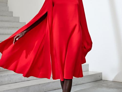 GracieusSoepel vallende jurk in zuiver rood, met opengewerkte lange mouwen, uit de couturecollectie van Natan (prijs op aanvraag).