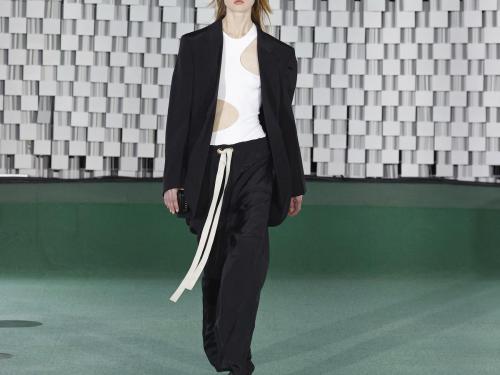 BoyfriendblazerStella McCartney inspireerde zich op de maatpakken van Savile Row voor dit oversized pak in zwart linnen en viscose, gedragen op een witte top met uitsnijdingen (prijs op aanvraag).