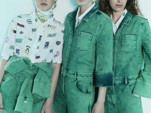 Groene jeansBaum und Pferdgarten neemt het begrip ‘groene jeans’ nogal letterlijk: groene jumpsuits in denim, samengesteld uit biokatoen en lyocell (329 euro).