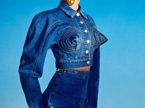 Pittig en puntigHigh fashion in denim, van Schiaparelli (prijs op aanvraag).