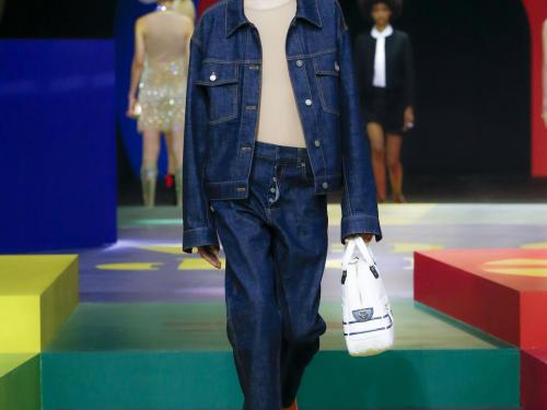BoyishLekker losjes en nonchalant, maar wel exclusief: denim outfit van Dior (prijs op aanvraag).