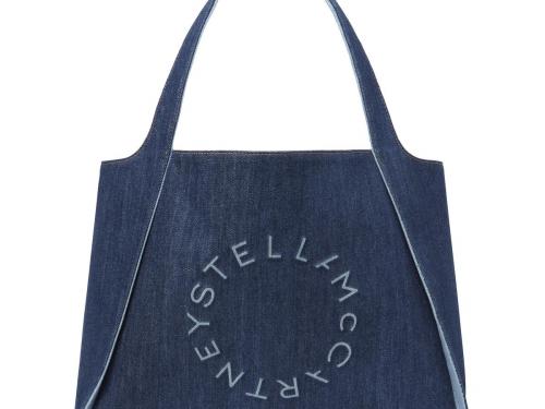 Jeans aan de handDenim handtas van Stella McCartney (prijs op aanvraag).