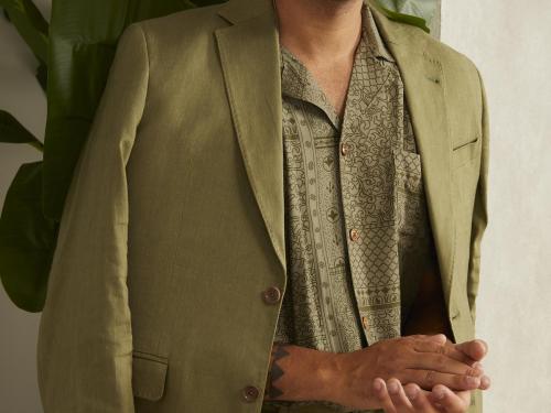 Toon op toonPak in lichtkaki (420 euro) en bijhorend bedrukt hemd (110 euro), van Marciano by Guess.