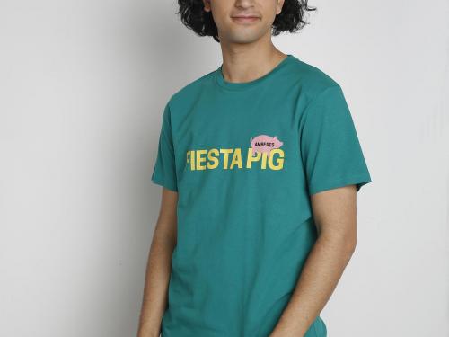 FeestvarkenHang eens het feestvarken uit met dit grappige T-shirt (49,95 euro) van het Belgische label Antwrp.
