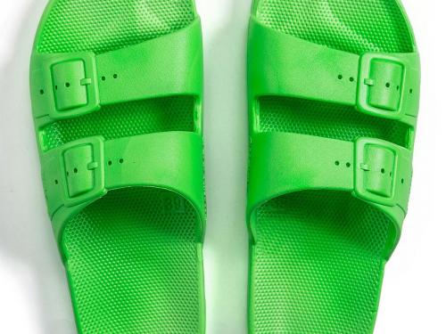 Groen ten voeten uitSlippers van Freedom Moses, verkrijgbaar in eindeloos veel kleuren (39 euro).