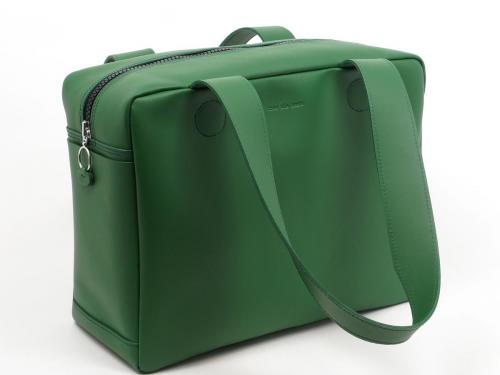 EcotasGroen, in alle betekenissen van het woord: tas gemaakt van restleder (199 euro), van Tres sis Zero.