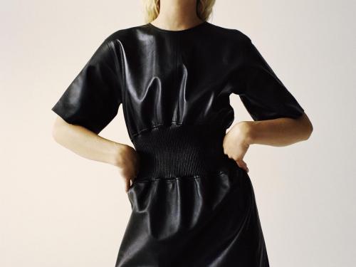 Lederen mini-jurk (350 euro), van Arket.