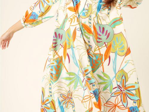 Knielange, wijde katoenen jurk met bloem- en bladmotieven (189 euro), van Hampton Bays.