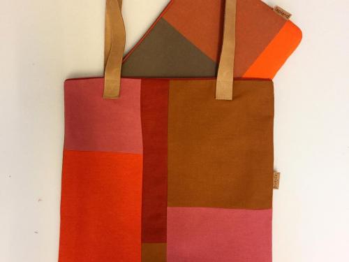 Tas, gemaakt van recuperatiestoffen in een colourblocking-patchwork verwerkt (69 euro), van Lapland.