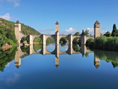 Cahors (south of France): The Valentre Bridge across the Lot river. Listed as a National Historic Landmark (French 'Monument historique') and UNESCO World Heritage Site. Medieval fortified stone arch bridge, stopping-off point of the Way of St. James (Santiago de Compostella), pilgrimage route via Podiensis or route du Puy, hiking trail GR65. (Photo by: Morel J/Andia/Universal Images Group via Getty Images)