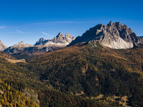 CORTINA DAMPEZZO, VENETO, ITALY - 2021/10/29: The rock formations Cadini di Misurina and Tre Cime di Lavaredo, seen from Lake Sorapiss, surrounded by colorful larches and pine trees in autumn. (Photo by Frank Bienewald/LightRocket via Getty Images)