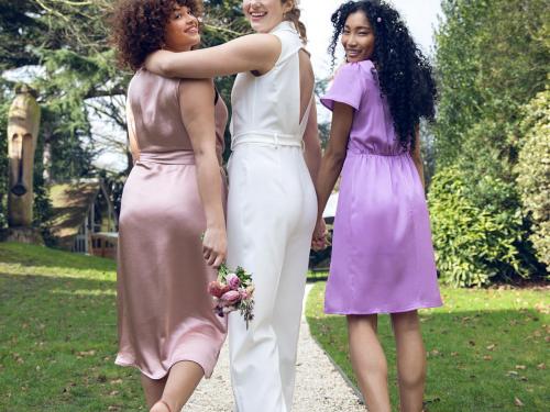 Voor bruid en bruidsmeisjesLinks: feestjurk (59,99 euro), midden: jumpsuit (99,99 euro) en rechts: feestjurk (59,99 euro), van Lola Liza x Flair.