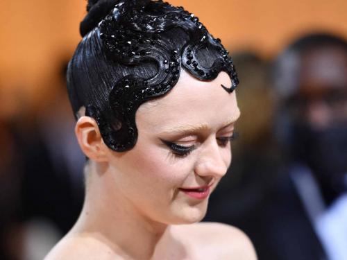 English actress Maisie Williams arrives for the 2022 Met Gala at the Metropolitan Museum of Art on May 2, 2022, in New York. - The Gala raises money for the Metropolitan Museum of Art's Costume Institute. The Gala's 2022 theme is "In America: An Anthology of Fashion". (Photo by ANGELA WEISS / AFP)