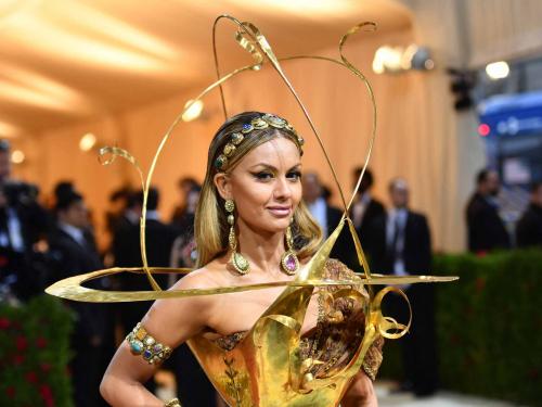 Businesswoman Natasha Poonawalla arrives for the 2022 Met Gala at the Metropolitan Museum of Art on May 2, 2022, in New York. - The Gala raises money for the Metropolitan Museum of Art's Costume Institute. The Gala's 2022 theme is "In America: An Anthology of Fashion". (Photo by ANGELA WEISS / AFP)