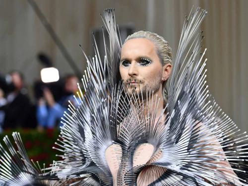 Social media personality Fredrik Robertsson arrives for the 2022 Met Gala at the Metropolitan Museum of Art on May 2, 2022, in New York. - The Gala raises money for the Metropolitan Museum of Art's Costume Institute. The Gala's 2022 theme is "In America: An Anthology of Fashion". (Photo by ANGELA WEISS / AFP)