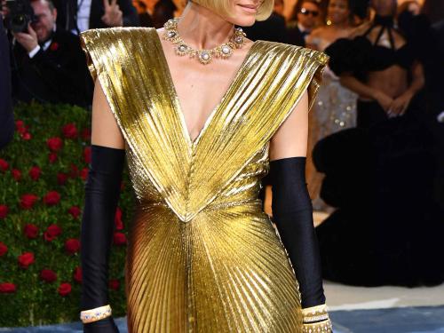 US model Amber Valletta arrives for the 2022 Met Gala at the Metropolitan Museum of Art on May 2, 2022, in New York. - The Gala raises money for the Metropolitan Museum of Art's Costume Institute. The Gala's 2022 theme is "In America: An Anthology of Fashion". (Photo by ANGELA  WEISS / AFP)