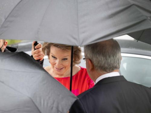 Queen Mathilde of Belgium greets the public as she is protected with umbrellas when arriving for a state dinner with president Sakellaropoulou on the first day of a three days state visit of the Belgian royal couple to Greece, Monday 02 May 2022, in Athens. BELGA PHOTO BENOIT DOPPAGNE