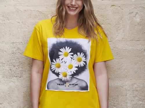 Kunstige margrietT-shirt met een kunstige boodschap (145 euro), van Marina Rinaldi.