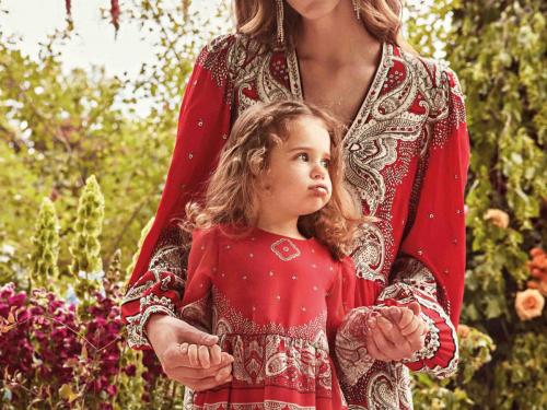 Zo mama, zo dochterRode jurk met paisley-print en klein bloemmotief, voor mama (319 euro) en dochtertje (162 euro), van Twinset Milano.