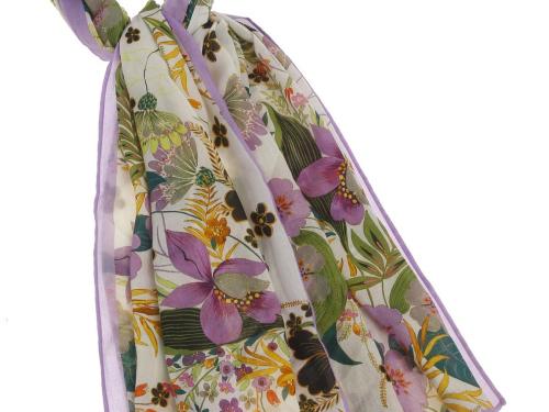 Fancy foulardFoulards zijn hét veelzijdige accessoire van dit seizoen, zoals dit exemplaar met bloemenbedrukking (99 euro), van Gigue.