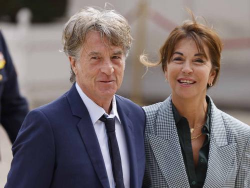 French actor Francois Cluzet (L) and his wife Narjiss Cluzet (R) arrive at the Elysee presidential palace in Paris on May 7, 2022, to attend the investiture ceremony of Emmanuel Macron as French President, following his re-election last April 24. (Photo by Ludovic MARIN / AFP)