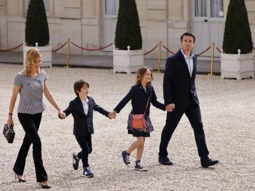 French President's wife daughter Tiphaine Auziere (L) arrives with her family at the Elysee presidential palace in Paris on May 7, 2022, to attend the investiture ceremony of Emmanuel Macron as French President, following his re-election last April 24. (Photo by Ludovic MARIN / AFP)