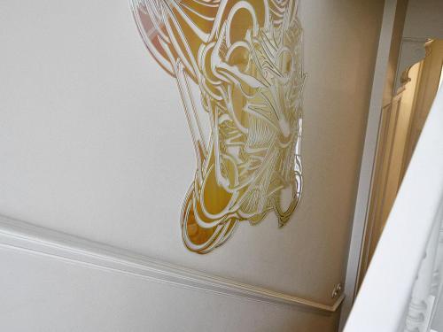 Une œuvre en Plexi de Jean-Luc Moerman, dans la cage d’escalier toute blanche.