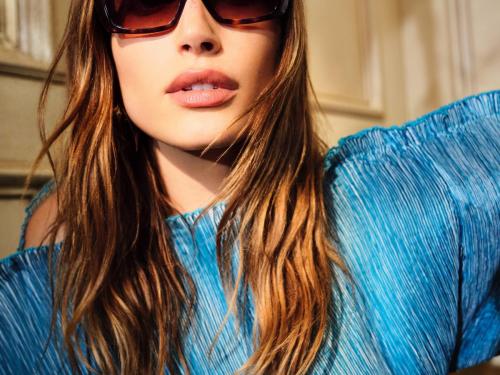 TopmodelStijlvol en tijdloos: zonnebril uit de capsulecollectie van Vogue in samenwerking met topmodel Hailey Bieber.