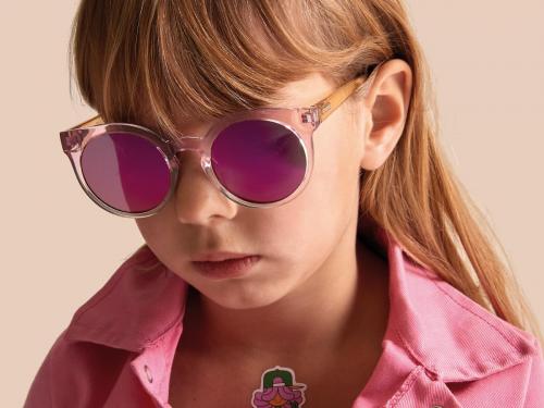 Komono voor de kleintjesHet Belgische label Komono pakt uit met een brillencollectie voor de jeugd, zoals deze juniorbril Lulu Paradise (49 euro).