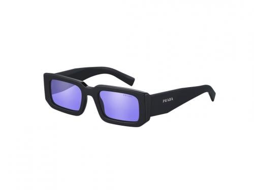 Blauw-zwartGestileerde zonnebril met brede veren en blauwe glazen (299 euro), van Prada.