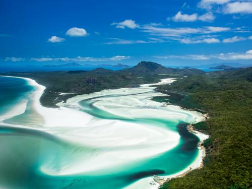 Die Whitsunday Islands bestehen aus 74 Inseln, von denen 17 bewohnt sind. Die meisten Inseln haben Nationalparkstatus und gehören zum Whitsunday-Islands-Nationalpark, dazwischen liegt ein 35 000 km² großer Marine Park, der sich von Sarine im Süden bis Cape Upstart im Norden zieht. Die Whitsunday Islands sind Teil der Great Barrier Reef World Heritage Area. Das Great Barrier Reef befindet sich 35 Seemeilen östlich, aber auch die Inseln sind von kleineren Riffen umgeben.