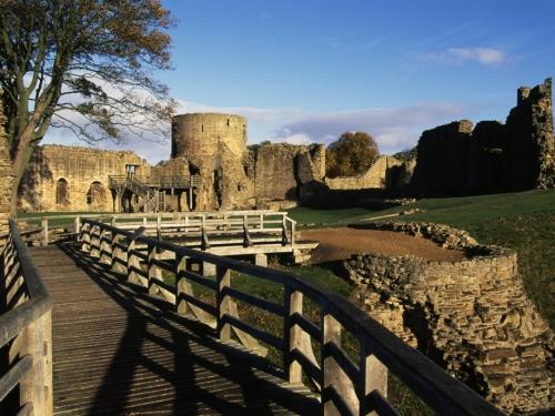 UNITED KINGDOM - JANUARY 22: View of the ruins of Barnard Castle, Durham, England. United Kingdom, 12th century. (Photo by DeAgostini/Getty Images)