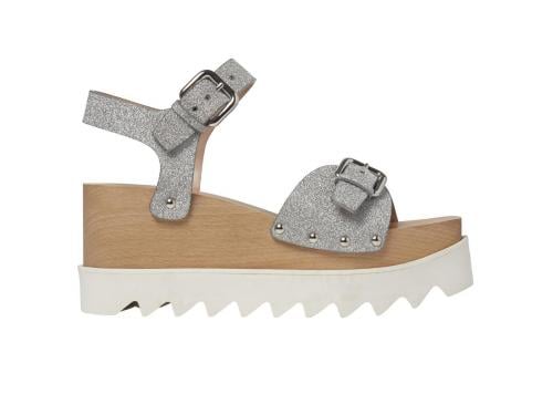 Hout en zilverZilverkleurig vegan leder, hout en rubber maken van deze duurzame sandaal een hippe blikvanger (595 euro), van Stella McCartney.